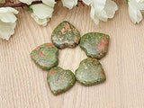 Crocon Unakite cœur 25mm avec pochette et catalogue inclus, rangement élégant.