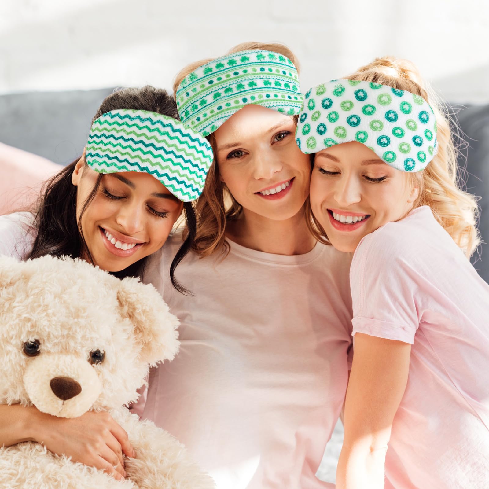 Masque yeux peluche vert Cuffbow, design quatre feuilles et confort chic.