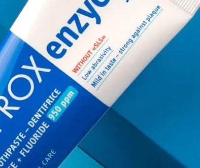 Tube Curaprox Enzycal 950 ppm en gros plan sur l’étiquette