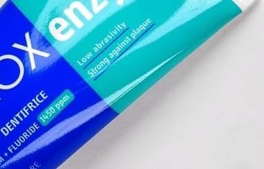 Texture crèmeuse de Curaprox Enzycal pour un brossage doux.