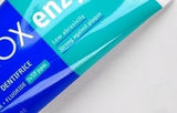 Texture crèmeuse de Curaprox Enzycal pour un brossage doux.