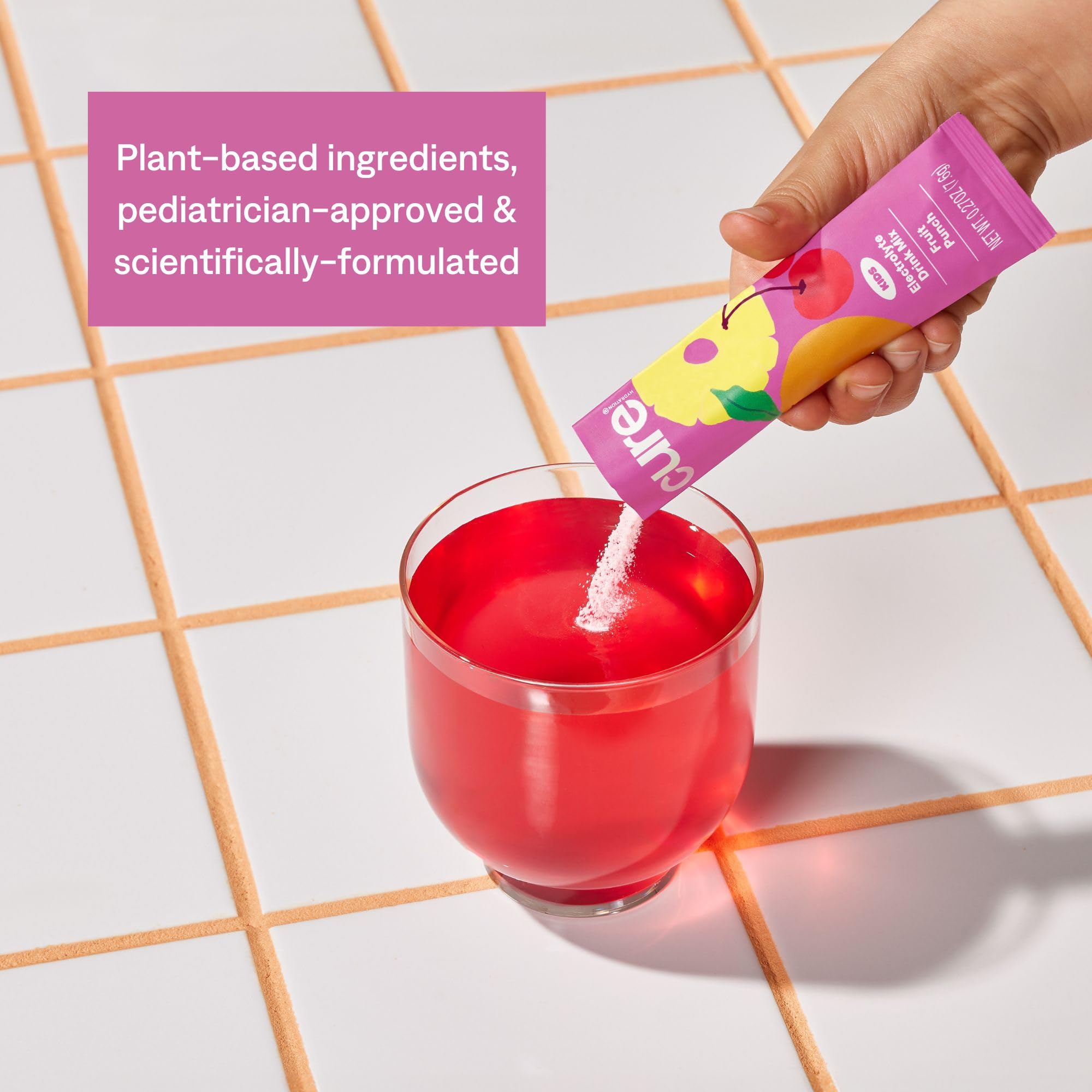 Boisson électrolytique Cure Hydration pour enfants, saveur Fruit Punch et ingrédients réels.
