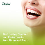 Texture douce du dentifrice Dabur Aloe Vera pendant le brossage.