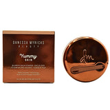 Danessa Myricks Yummy Skin Blurring Balm Powder, flacon : tenue mate légère et naturelle.