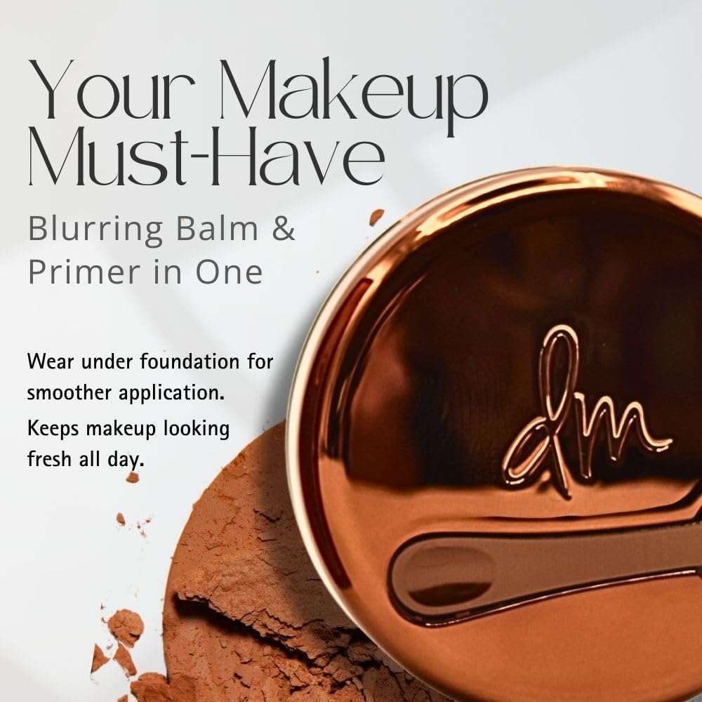 Le Yummy Skin Blurring Balm Powder agit comme primer pour lisser les pores.
