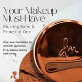 Le Yummy Skin Blurring Balm Powder agit comme primer pour lisser les pores.