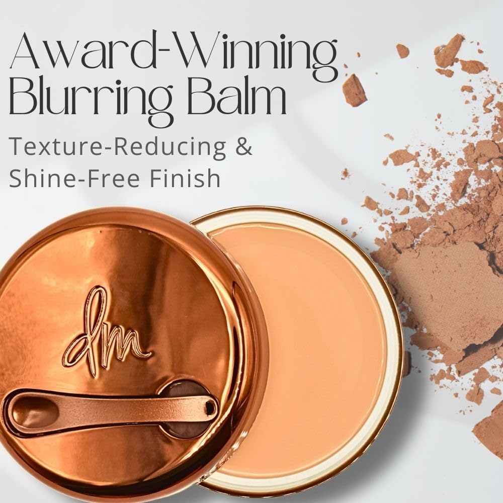 Texture douce et couvrante du Yummy Skin Blurring Balm Powder de Danessa Myricks en gros plan.