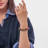 Bracelet Dare to Mystic porte au poignet pour style casual et professionnel.
