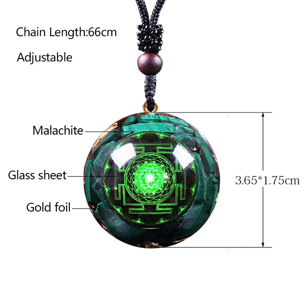 Détail du pendentif Day Day Up, texture malachite et dorure luxueuse.