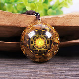 Day Day Up oeil-de-tigre detail orgonite, finition dorée et toucher premium.
