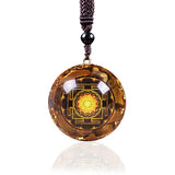 Day Day Up pendentif orgonite oeil-de-tigre sri-yantra, énergie protectrice et stabilité au quotidien.