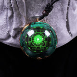 Pendentif orgonite en résine avec feuille d’or, look élégant et moderne.