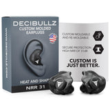 Bouchons d'oreille Decibullz en cours de moule, ajustement personnalisé et confort.