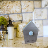 Boîte Dejama portable et compacte, idéale pour la salle de bains et autres pièces.