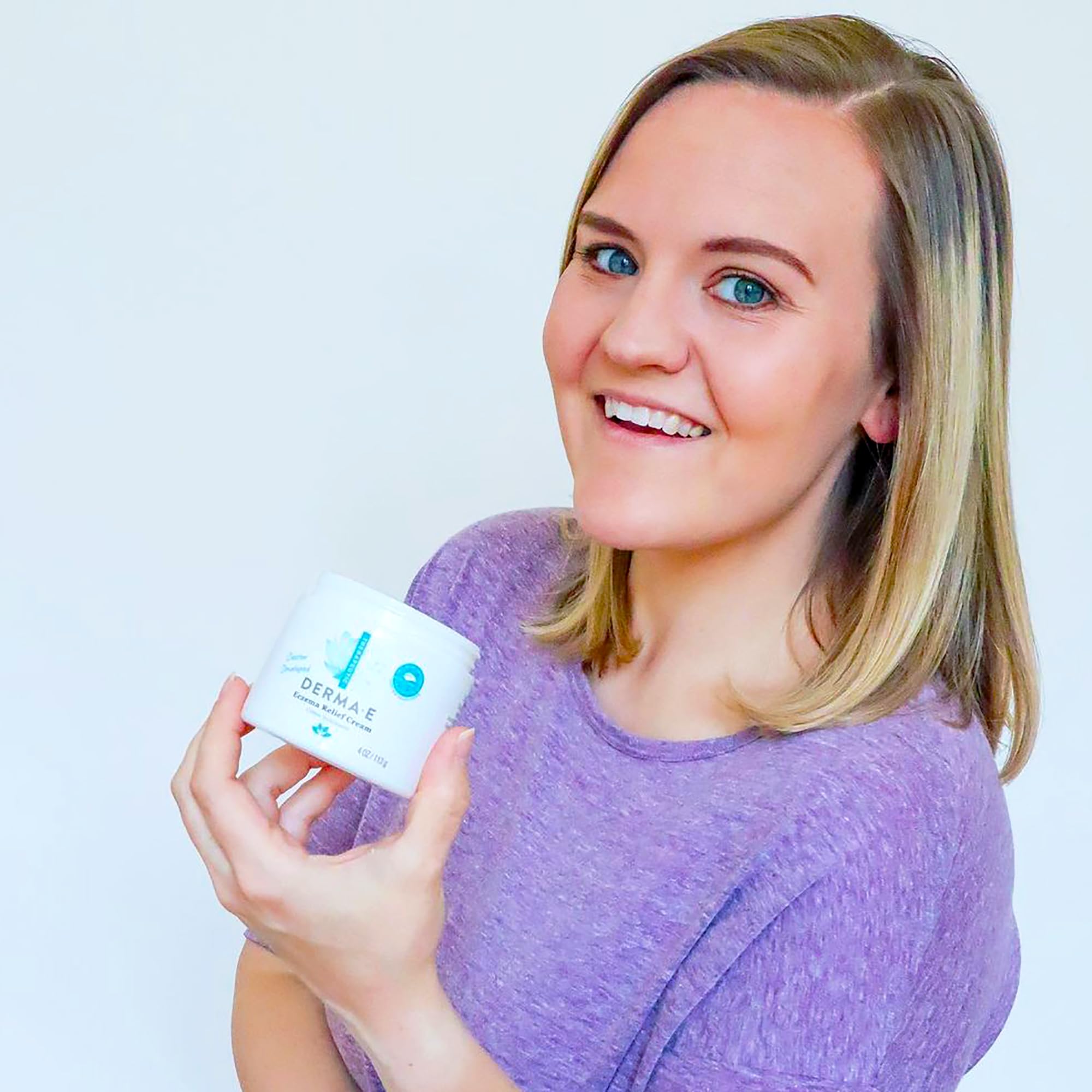 Crème Derma E Eczema Relief compatible avec d’autres soins du quotidien.