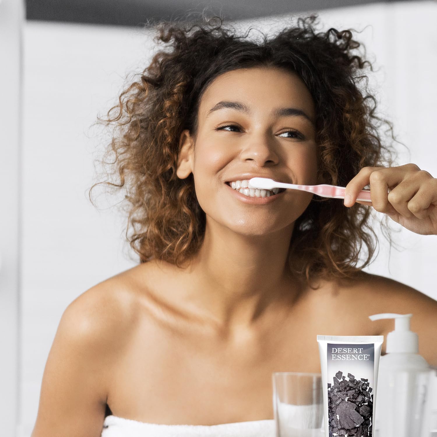 Texture gris charbon du dentifrice Desert Essence avec une sensation douce.