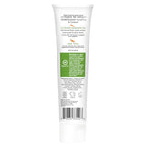 Geste de brossage avec le gel Desert Essence enfant, douceur et goût agréable.