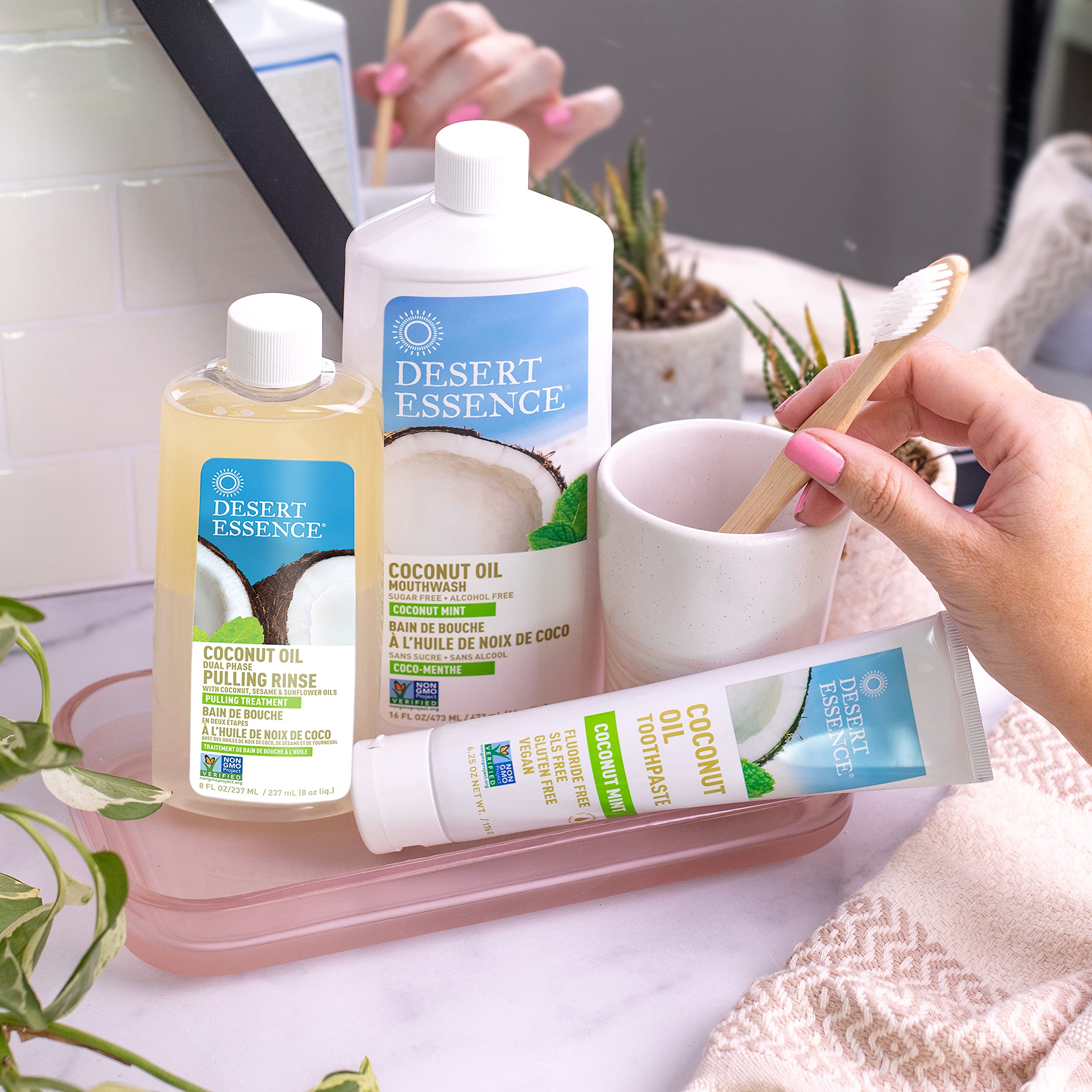Sourire plus lumineux après l’utilisation du rinçage coco menthe Desert Essence.