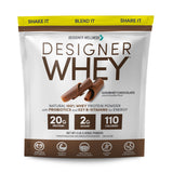 Designer Whey par Designer Wellness, versement de la bouteille, pratique après l'entraînement.