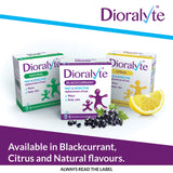 Dioralyte sachets citron mélange verre : dégustez une boisson rafraîchissante après l'effort.