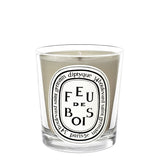 Bougie Diptyque Feu de Bois mini, vue d’ensemble, parfum chaleureux qui réchauffe l’espace