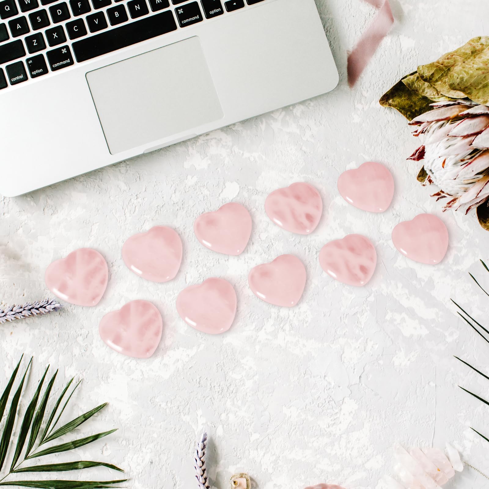 Pierre quartz rose dans la main, douceur et énergie concentrée.