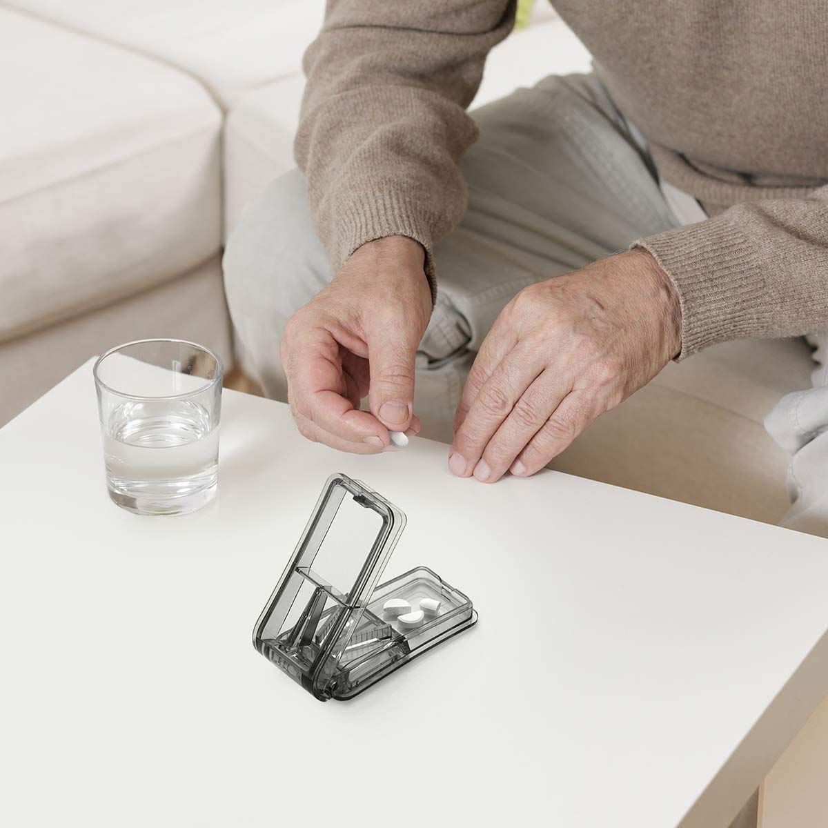 Diviseur de pilules châssis détachable pour nettoyage facile et rangement compact.