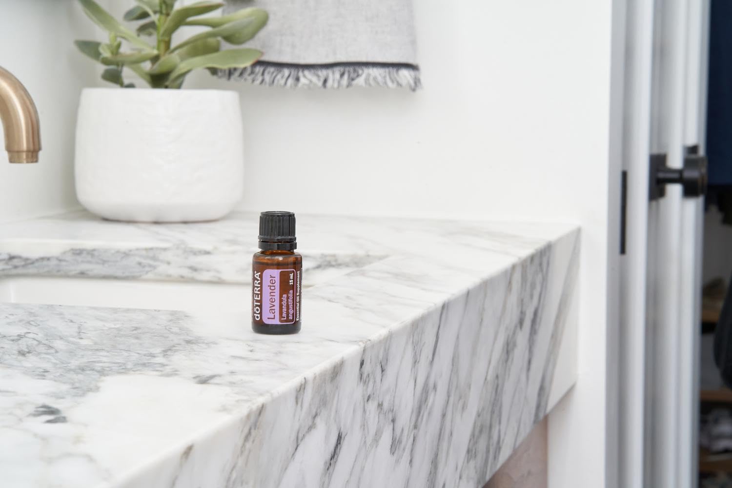 doTERRA Lavande: massage ciblé pour détendre les muscles du cou et du visage.