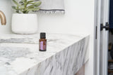doTERRA Lavande: massage ciblé pour détendre les muscles du cou et du visage.