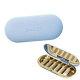 Dosey Compact en voyage avec sept compartiments pour pilules.