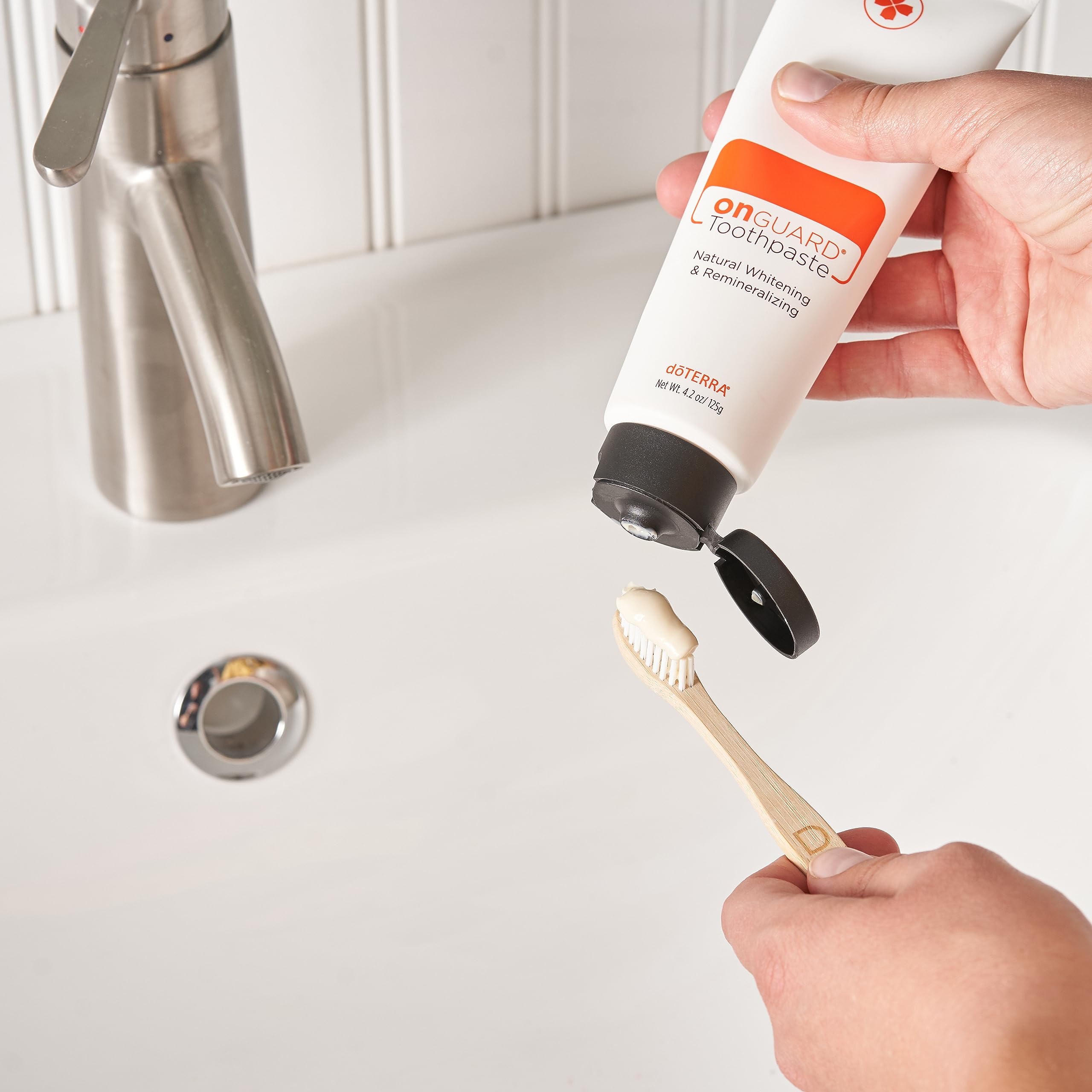 doTERRA On Guard dentifrice naturel, texture crème douce lors du brossage.