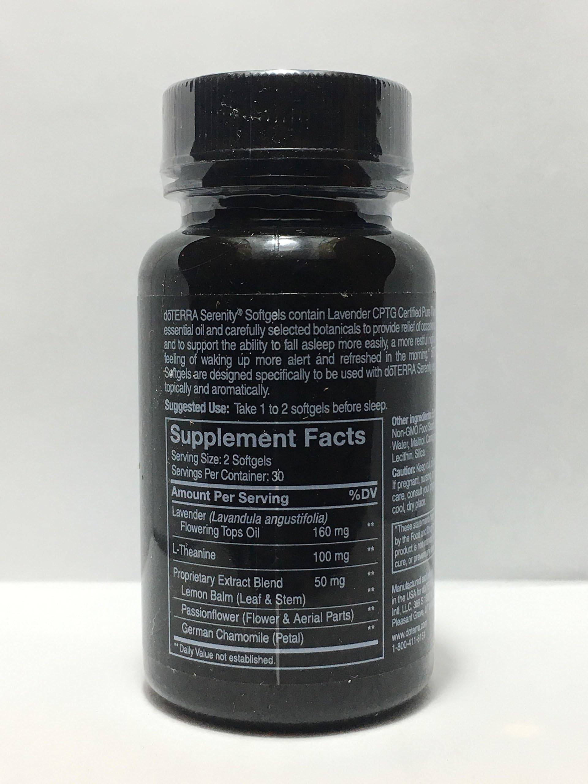 doTERRA Serenity gélules souples, bouteille prête sur table nocturne, aide potentiellement à l'endormissement.