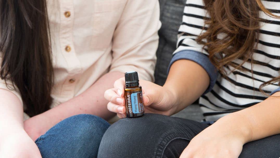 doTERRA Ylang Ylang soin peau et cheveux, parfum durable et nourrissant.