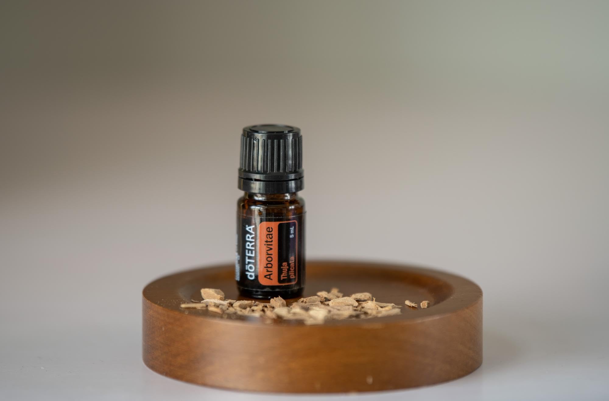 doTERRA Arborvitae gouttes versées dans vaporisateur, nettoyage léger et parfum frais