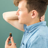 doTERRA Arborvitae appliquée sur poignets lors d une randonnée, senteur apaisante