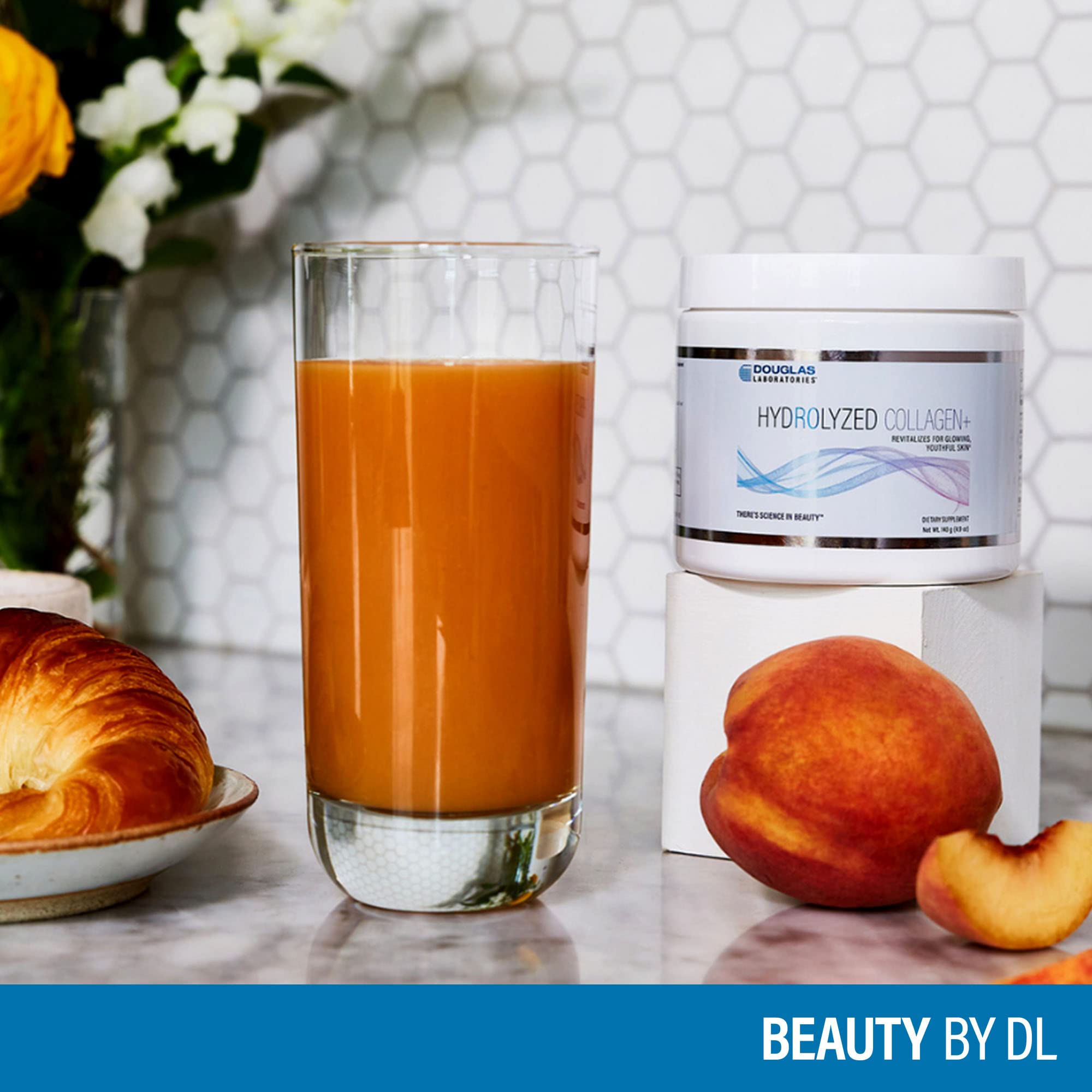 Poudre Hydrolyzed Collagen+ prête à se mêler à un smoothie hydratant.