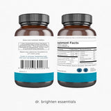 Main tenant la bouteille Dr. Brighten Saw Palmetto Plus, prise en main facile et naturelle.