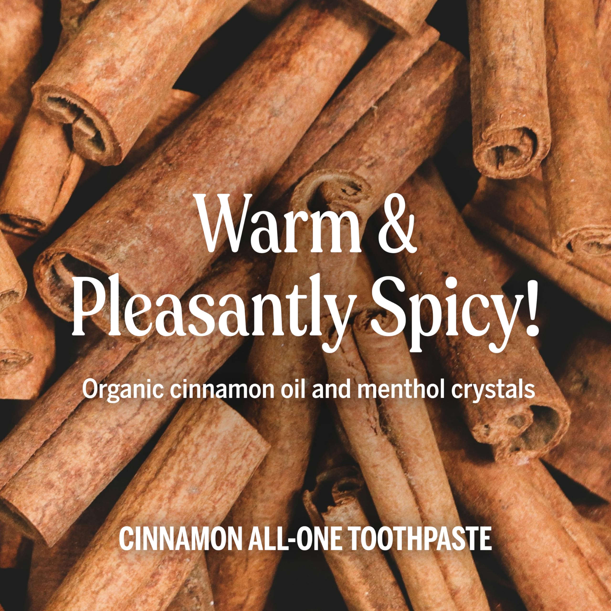 Ingrédients biologiques et équitables affichés sur le dentifrice cannelle Dr. Bronner’s.