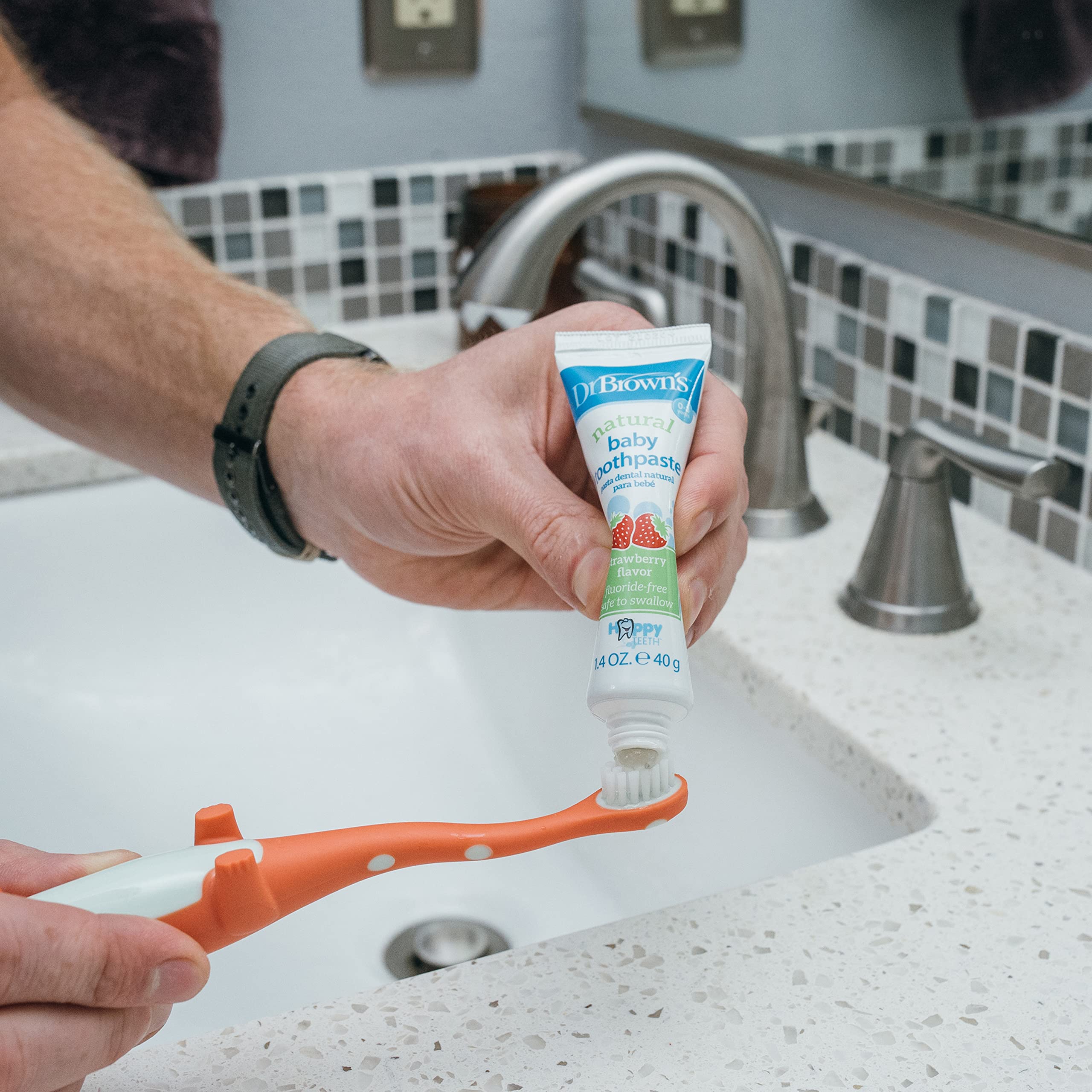 Conception légère pour petites mains, brosse dinosaure Dr. Brown's.