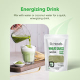 Personne mélangeant Dr. HERBALIST poudre dans un smoothie vert.