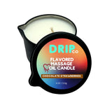 Drip Co Bougie massage Chocolat Fraise 4oz allumée, ambiance romantique et détente.
