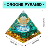 Détail aventurine verte et malachite dans une pyramide orgonite artisanale