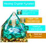 Résine transparente et feuilles d'or dans la pyramide orgonite, fabrication artisanale