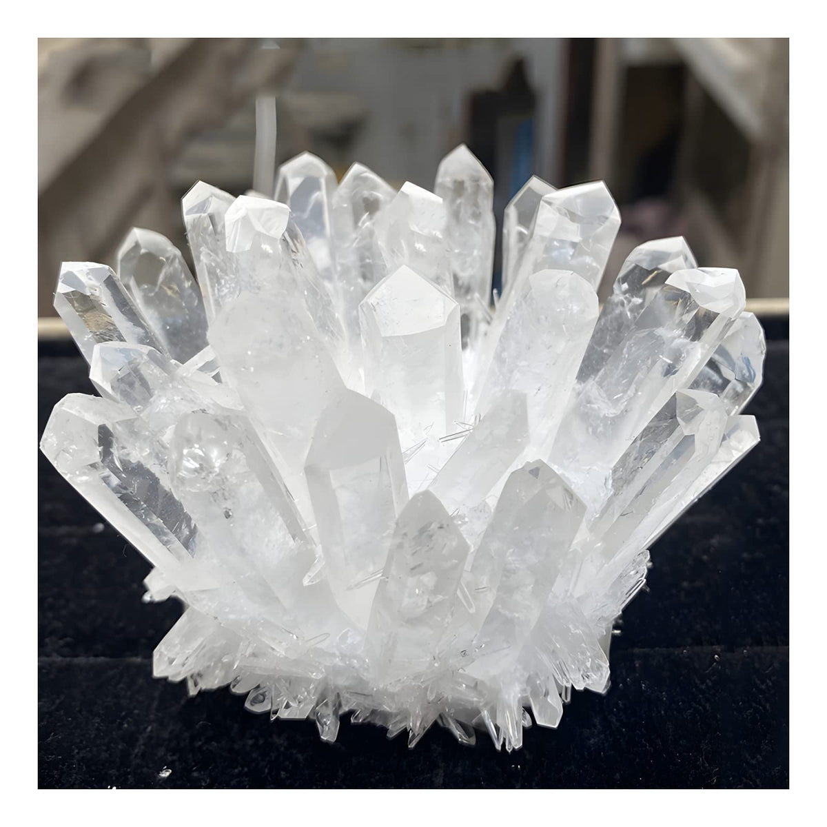 Groupe quartz blanc DUKIZA, éclat décoratif idéal comme pièce centrale.
