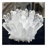 Groupe quartz blanc DUKIZA, éclat décoratif idéal comme pièce centrale.