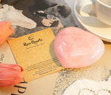 DUQGUHO cœur quartz rose en main, expérience tactile et relaxation possibles.