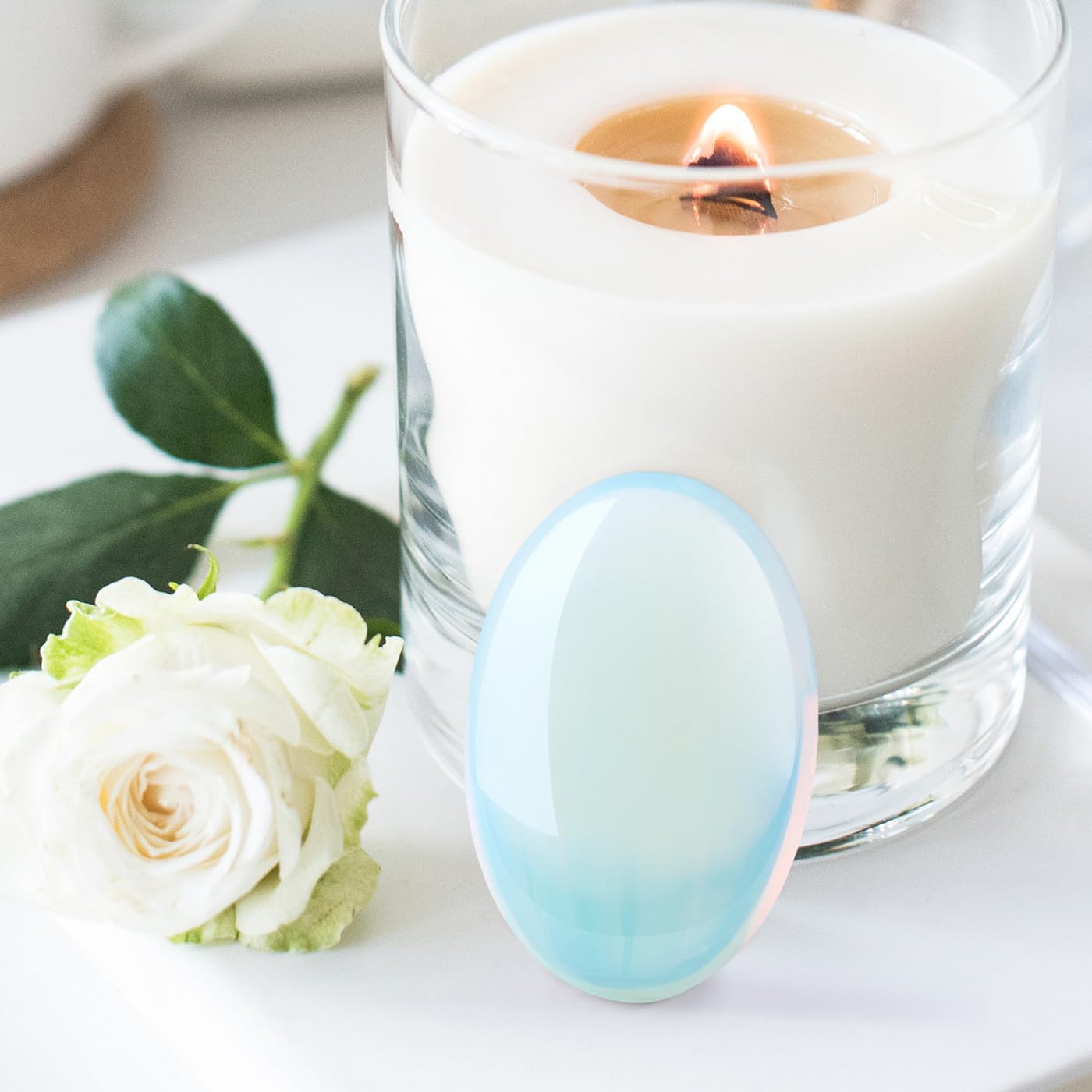 DUQGUHO Opalite palm stone tenue en main, méditation et centrage possibles.