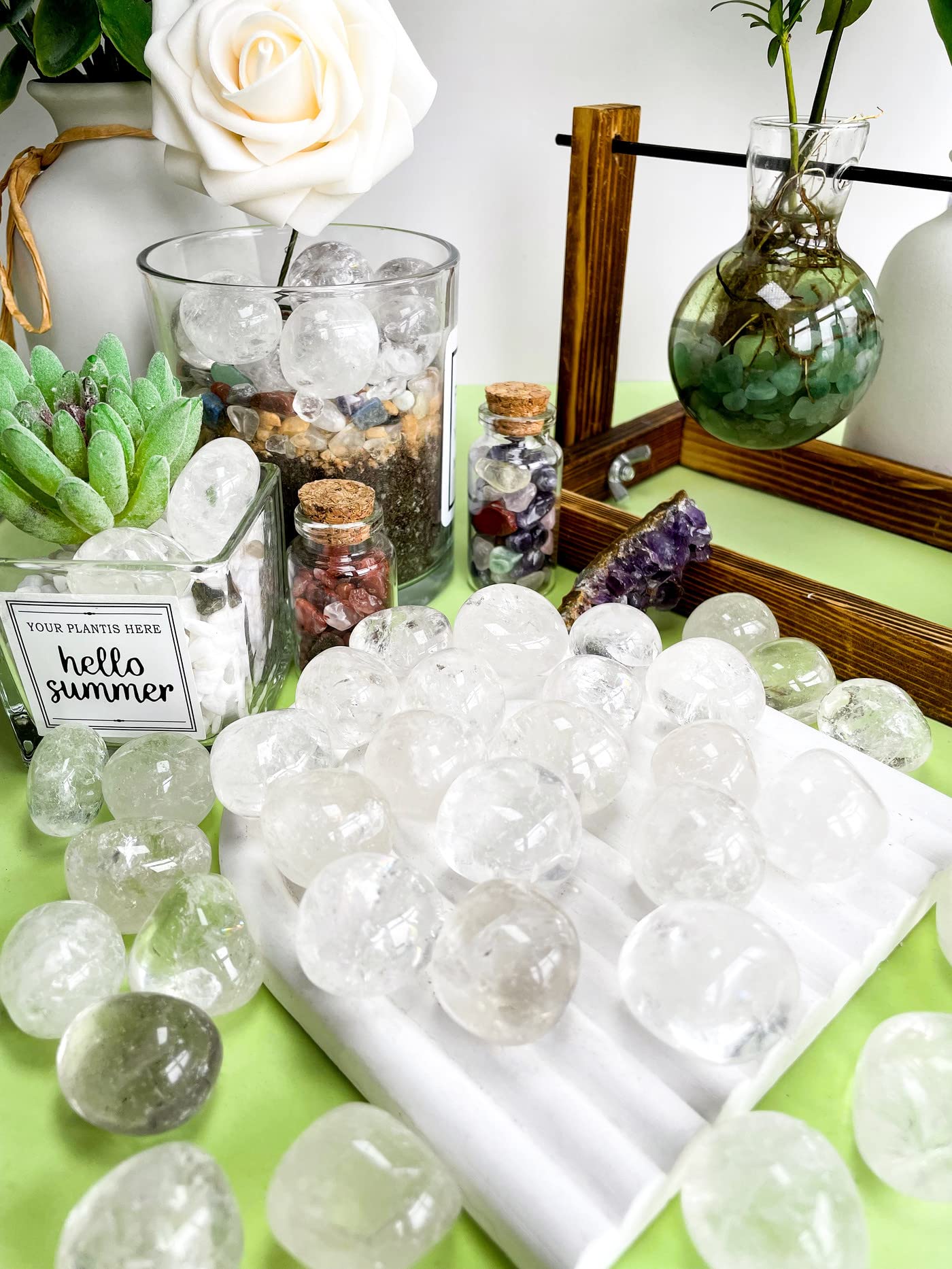 DUQGUHO quartz clair : galet poli sur bureau pour une touche lumineuse.