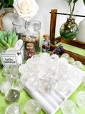 DUQGUHO quartz clair : galet poli sur bureau pour une touche lumineuse.