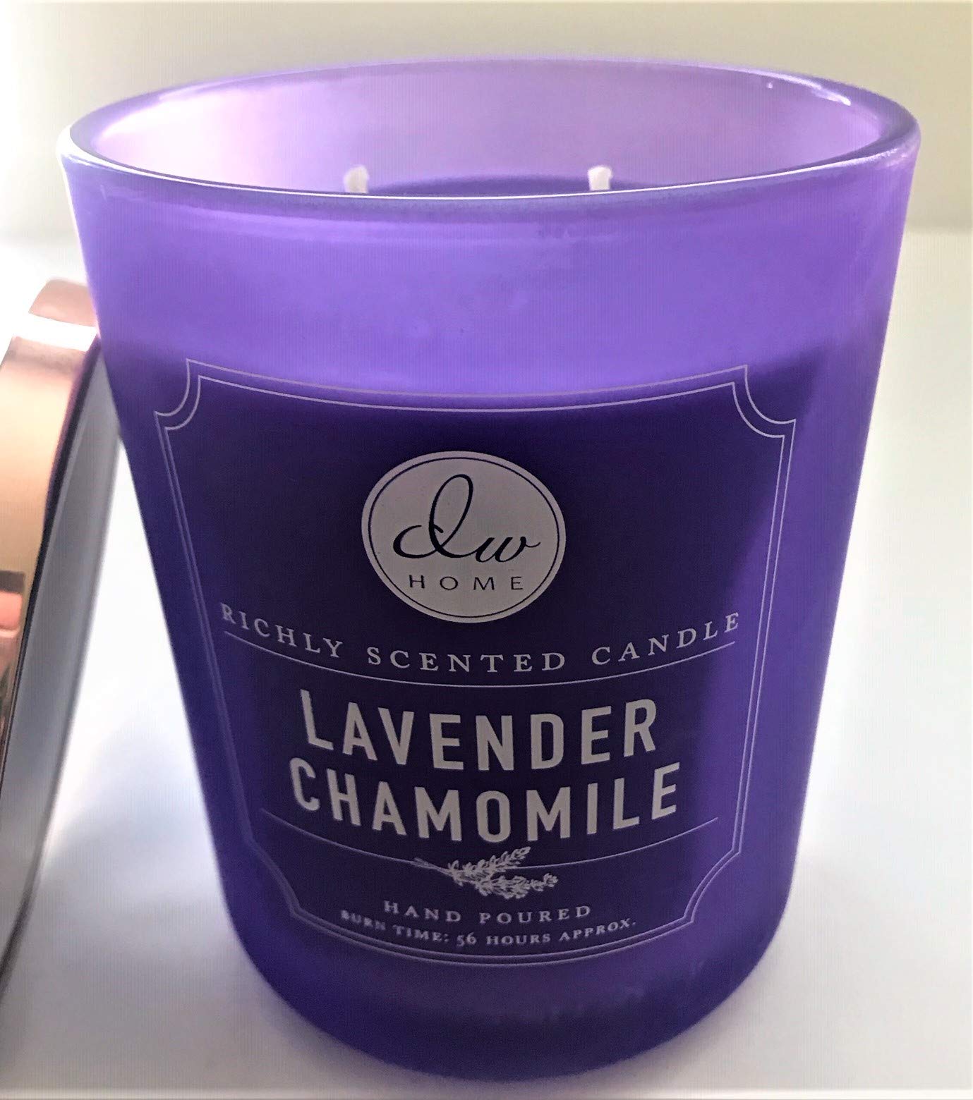 Bougie DW Home avec couvercle violet mat, cire soja artisanale, ambiance chaleureuse.